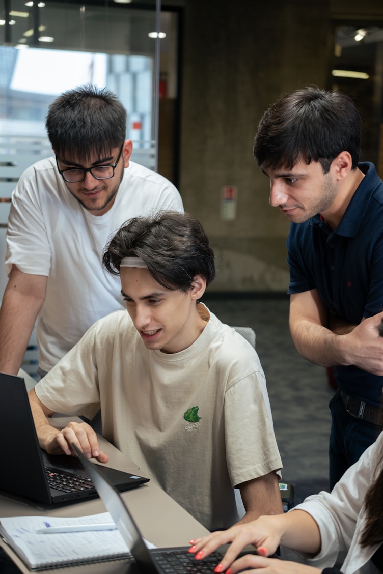 رائد أعمال يستخدم UWallet